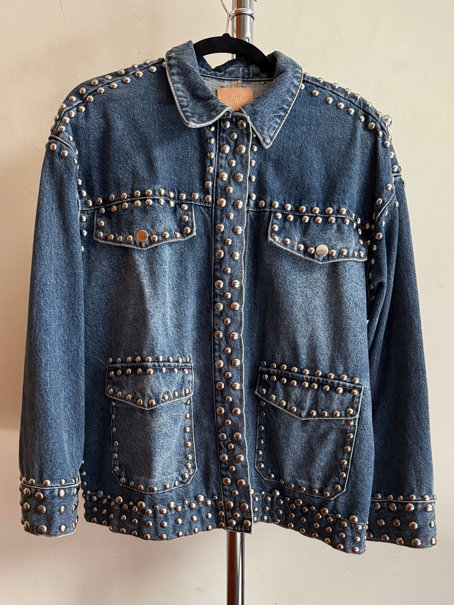 Chamarra de mezclilla oversized con estoperoles