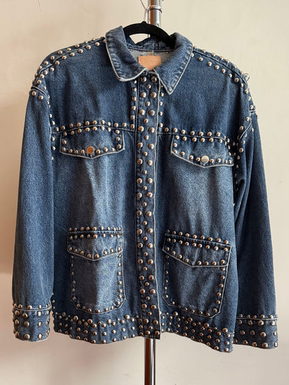 Chamarra de mezclilla oversized con estoperoles