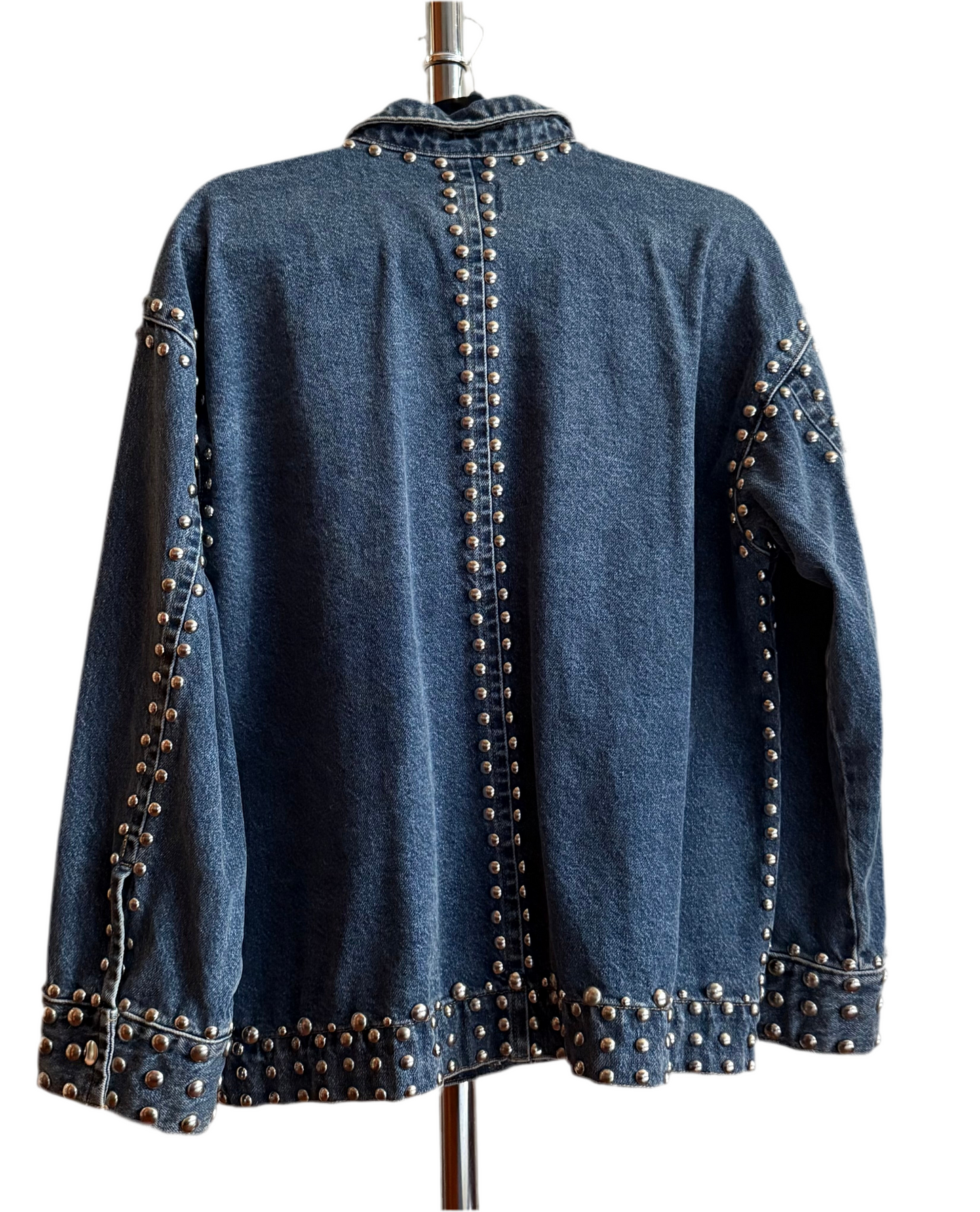 Chamarra de mezclilla oversized con estoperoles