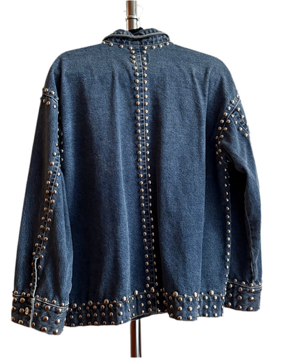 Chamarra de mezclilla oversized con estoperoles