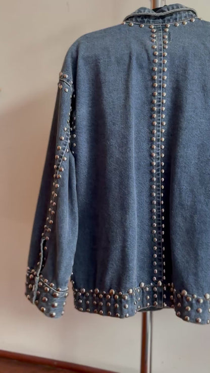 Chamarra de mezclilla oversized con estoperoles